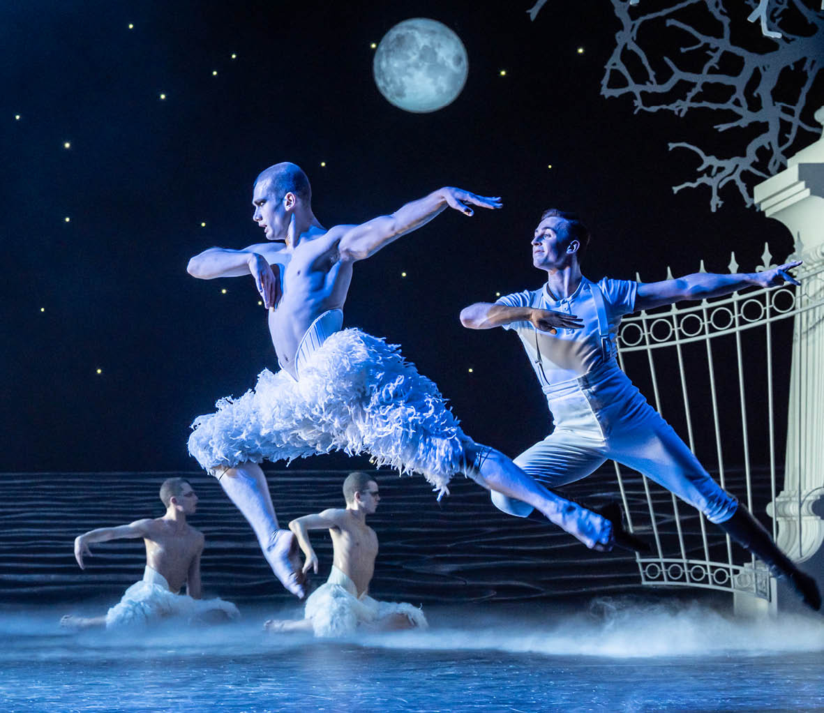 les-theatres-de-la-ville-de-luxembourg-matthew-bournes-swan-lake_main