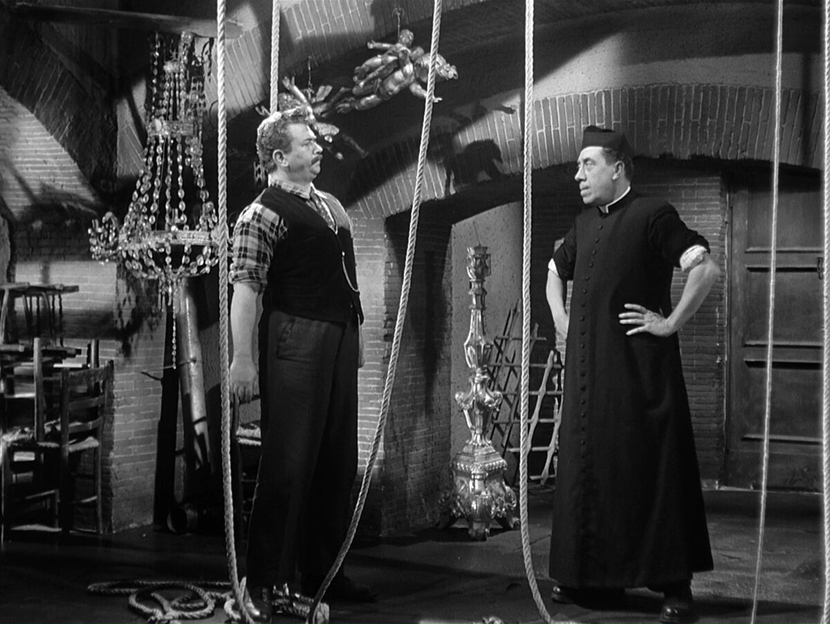 Peppone_Don_Camillo_scontro_nel_campanile_main