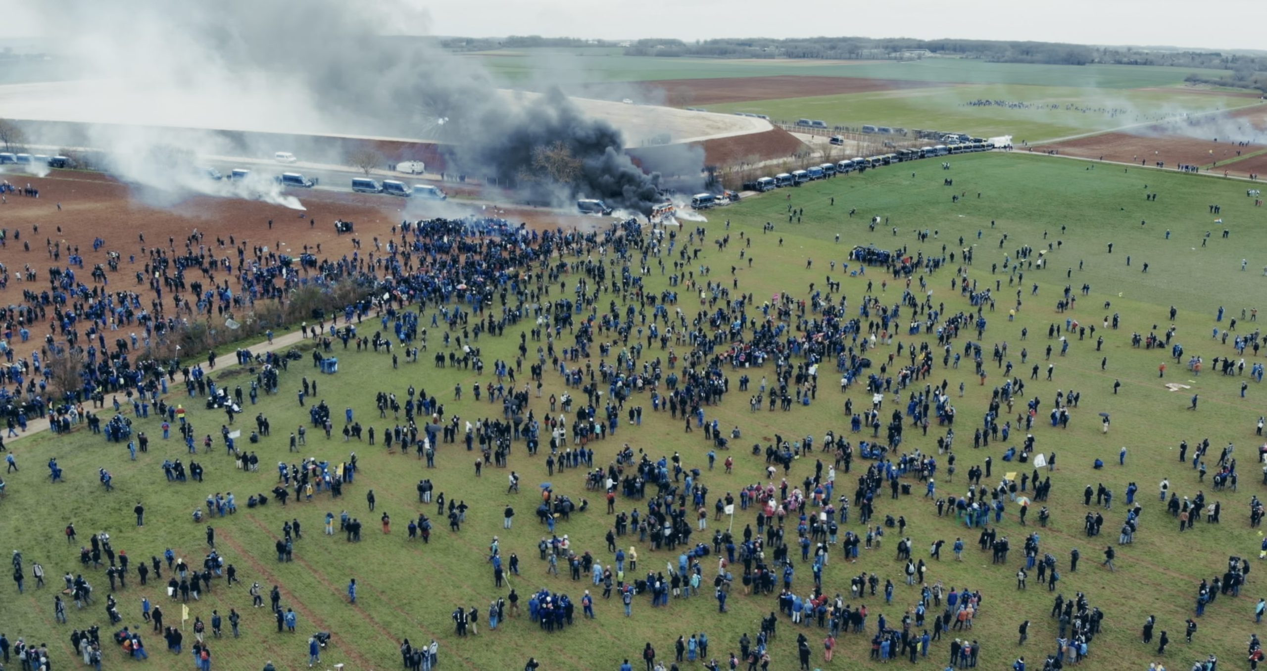 Joanie-Lemercier_2025_MONDE-AGRICOLE_Vue-drone-manifestation-a-Sainte-Soline_main
