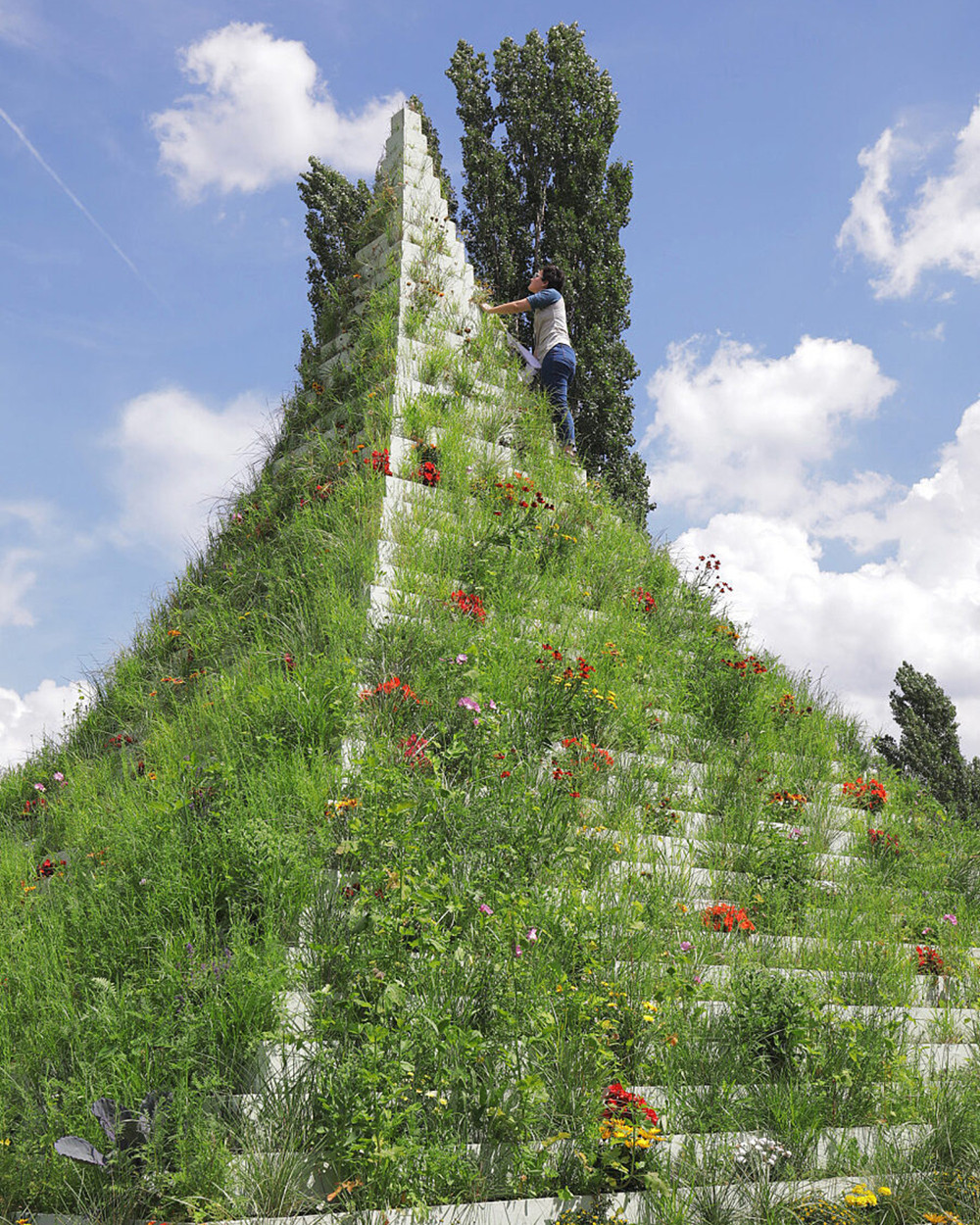 The-Living-Pyramid_Documenta-14-Kassel-Germany-2_main