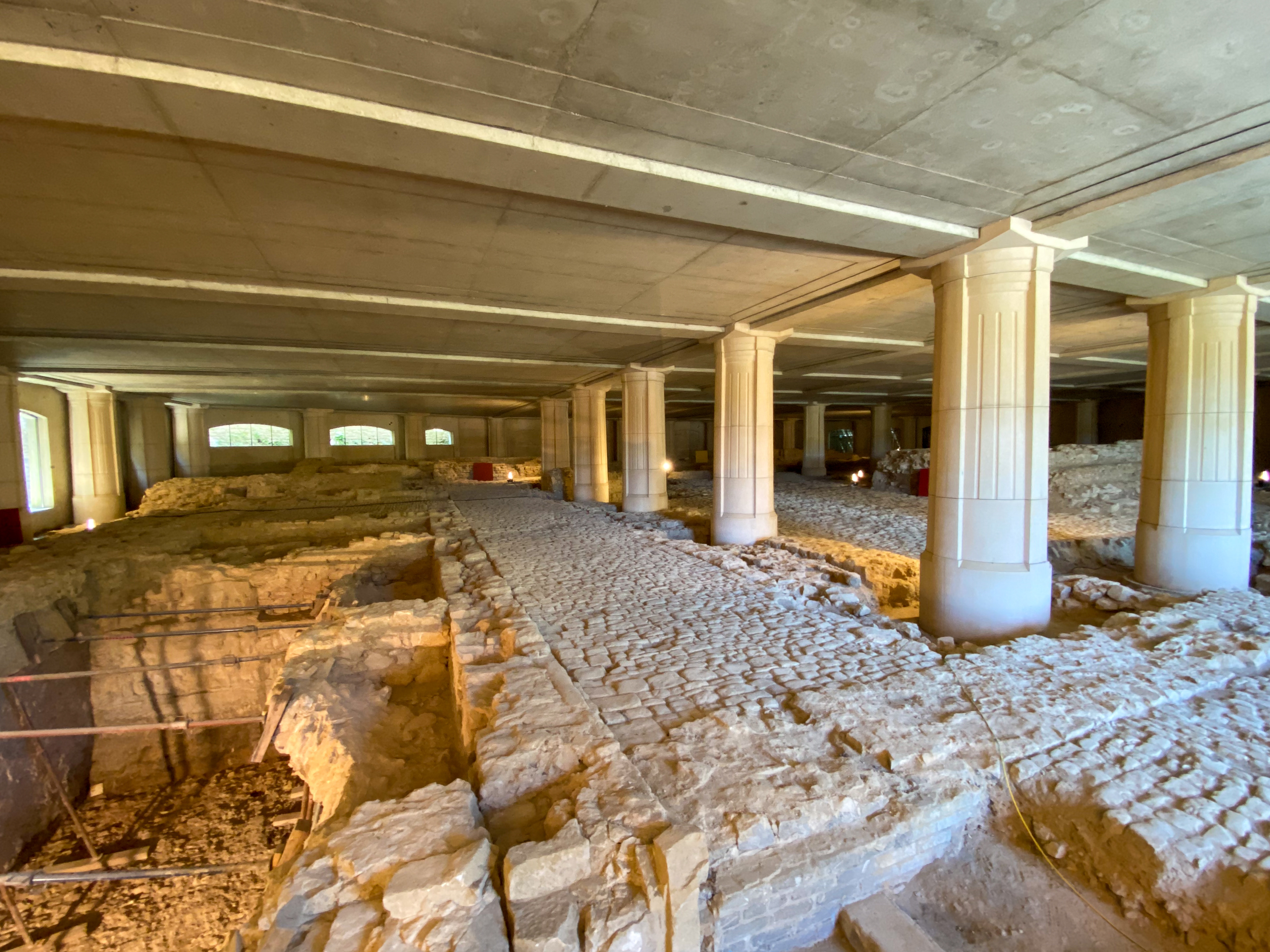 Promenade UNESCO and archaeological crypt of Saint Esprit