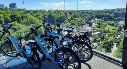 Vélos électriques avec une vue de Luxembourg en arrière-plan