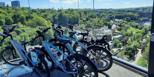 E-Bikes mit Blick auf Luxemburg im Hintergrund