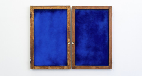 Tabet_Untitled_2023_two-wooden-windows_glass_blue-paint_115-4x89-7cm_main