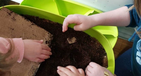 Foto-Mario-Vermicompost-kids-copyright-Mario-_main