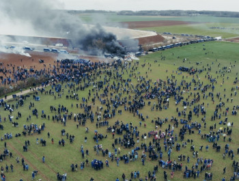 Joanie-Lemercier_2025_MONDE-AGRICOLE_Vue-drone-manifestation-a-Sainte-Soline_main