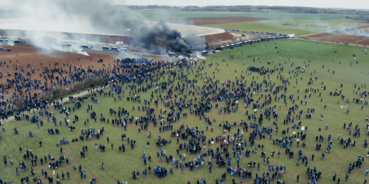 Joanie-Lemercier_2025_MONDE-AGRICOLE_Vue-drone-manifestation-a-Sainte-Soline_main