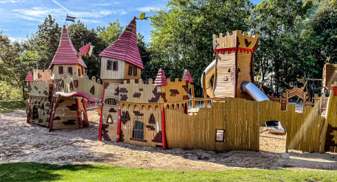 Aire de jeux "Bateau pirate" au parc municipal à Luxembourg-ville