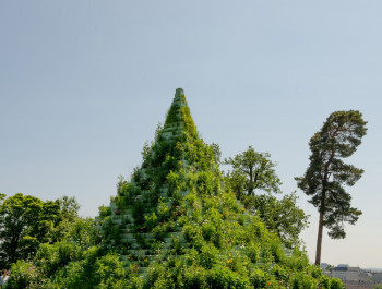 2025_06_12_AgnesDenes_TheLivingPyramid_-_MudamLuxembourg_Photo_OlivierHoffmann_11_main