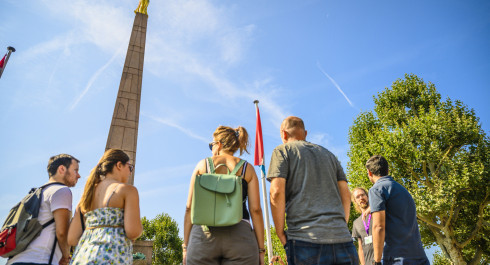 Groupe de visiteurs devant la Gëlle Fra