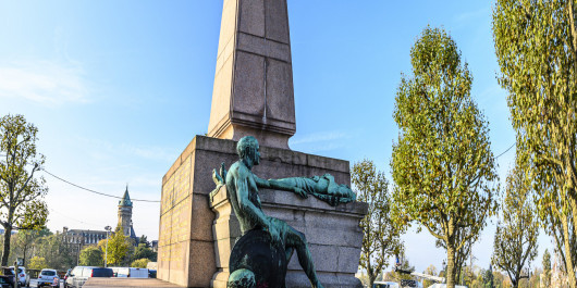 Pied du monument Gëlle Fra