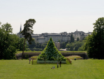2025_06_12_AgnesDenes_TheLivingPyramid_-_MudamLuxembourg_Photo_OlivierHoffmann_4_main
